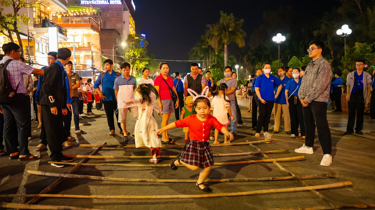 Phố đi bộ Ninh Kiều thu hút du khách trong ngày trở lại- Ảnh 9.