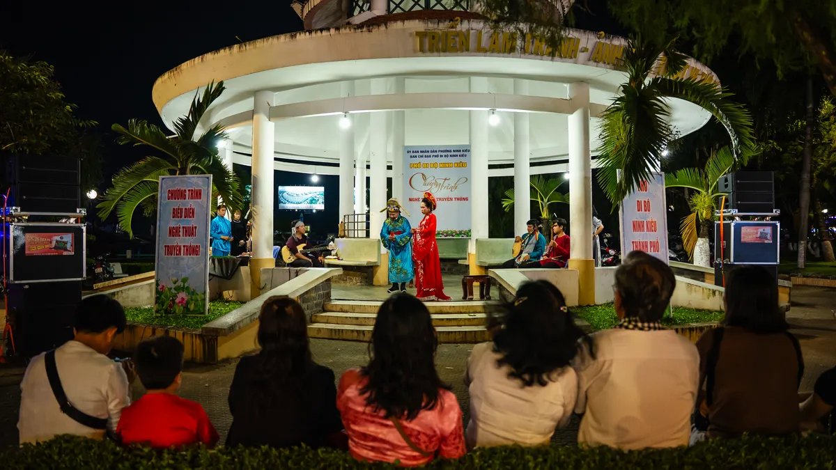 Phố đi bộ Ninh Kiều thu hút du khách trong ngày trở lại- Ảnh 6.