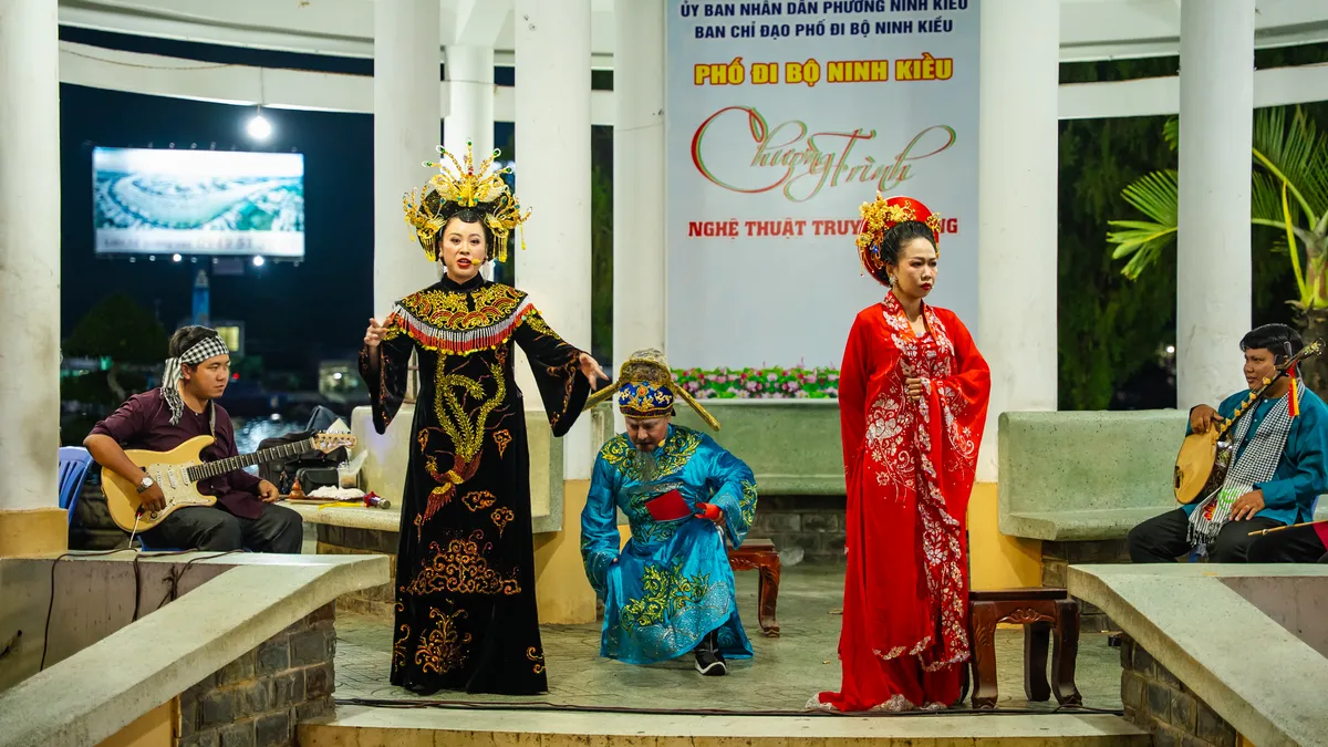 Phố đi bộ Ninh Kiều thu hút du khách trong ngày trở lại- Ảnh 5.