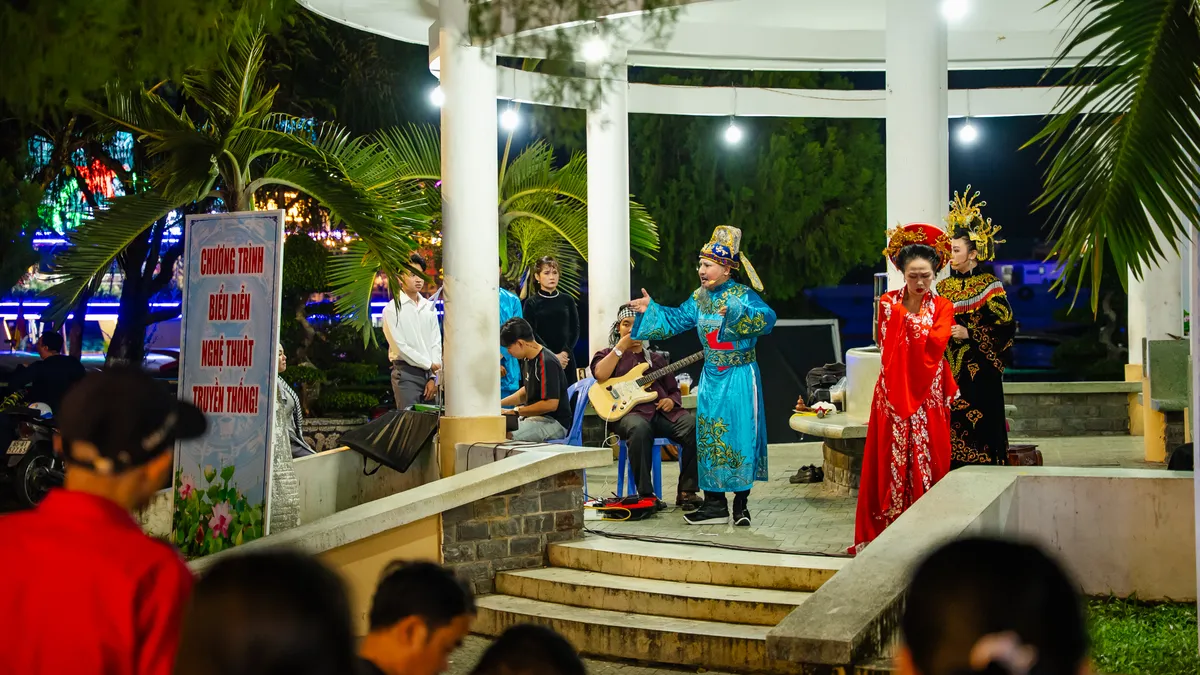 Phố đi bộ Ninh Kiều thu hút du khách trong ngày trở lại- Ảnh 4.