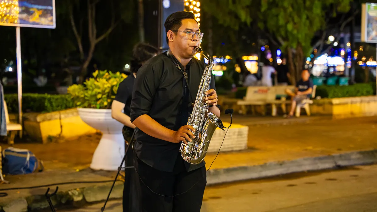 Phố đi bộ Ninh Kiều thu hút du khách trong ngày trở lại- Ảnh 13.