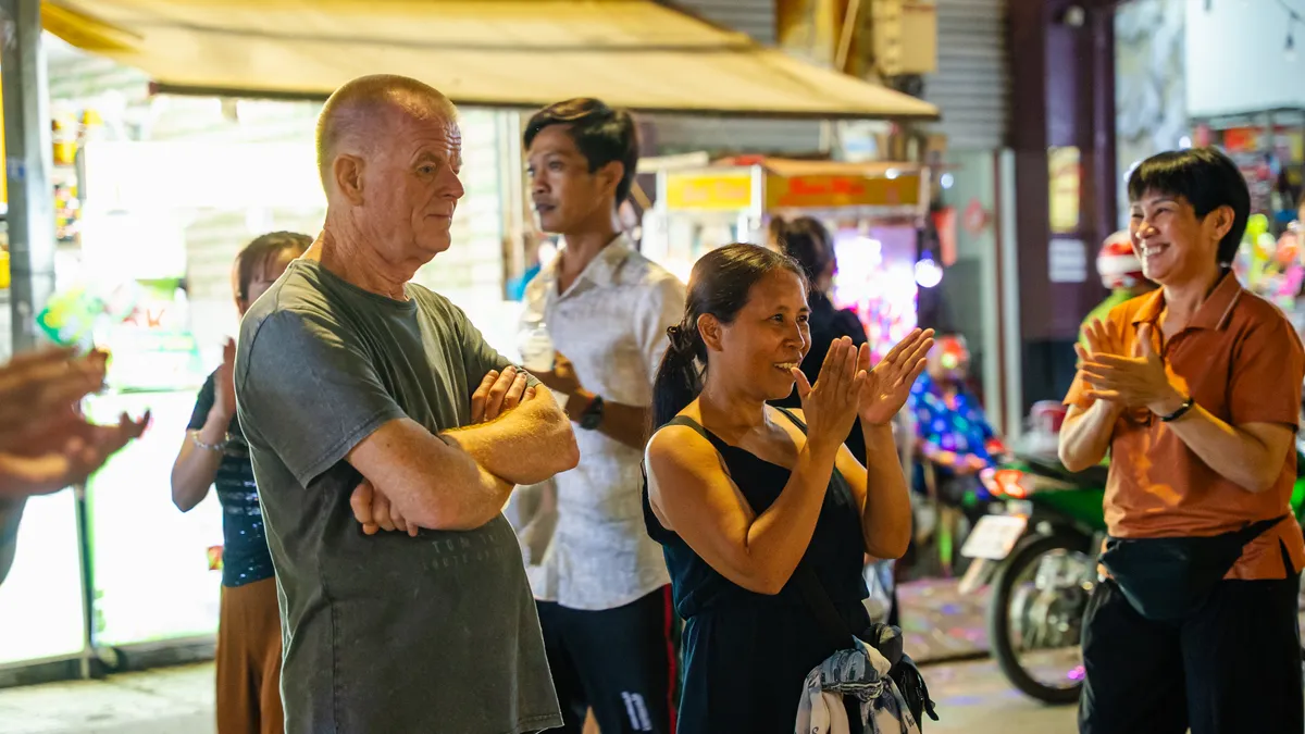 Phố đi bộ Ninh Kiều thu hút du khách trong ngày trở lại- Ảnh 7.