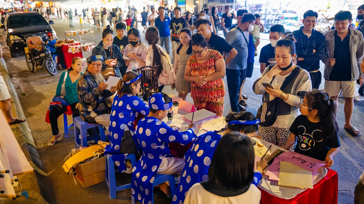 Phố đi bộ Ninh Kiều thu hút du khách trong ngày trở lại- Ảnh 10.