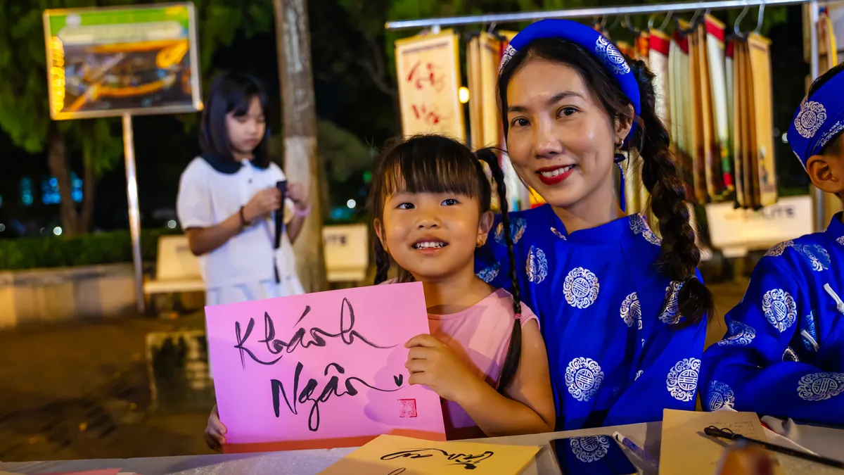 Phố đi bộ Ninh Kiều thu hút du khách trong ngày trở lại- Ảnh 12.