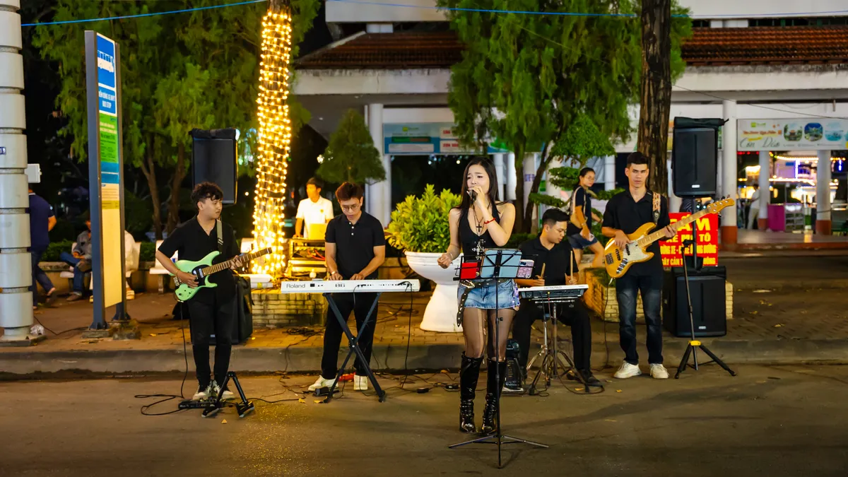 Phố đi bộ Ninh Kiều thu hút du khách trong ngày trở lại- Ảnh 15.