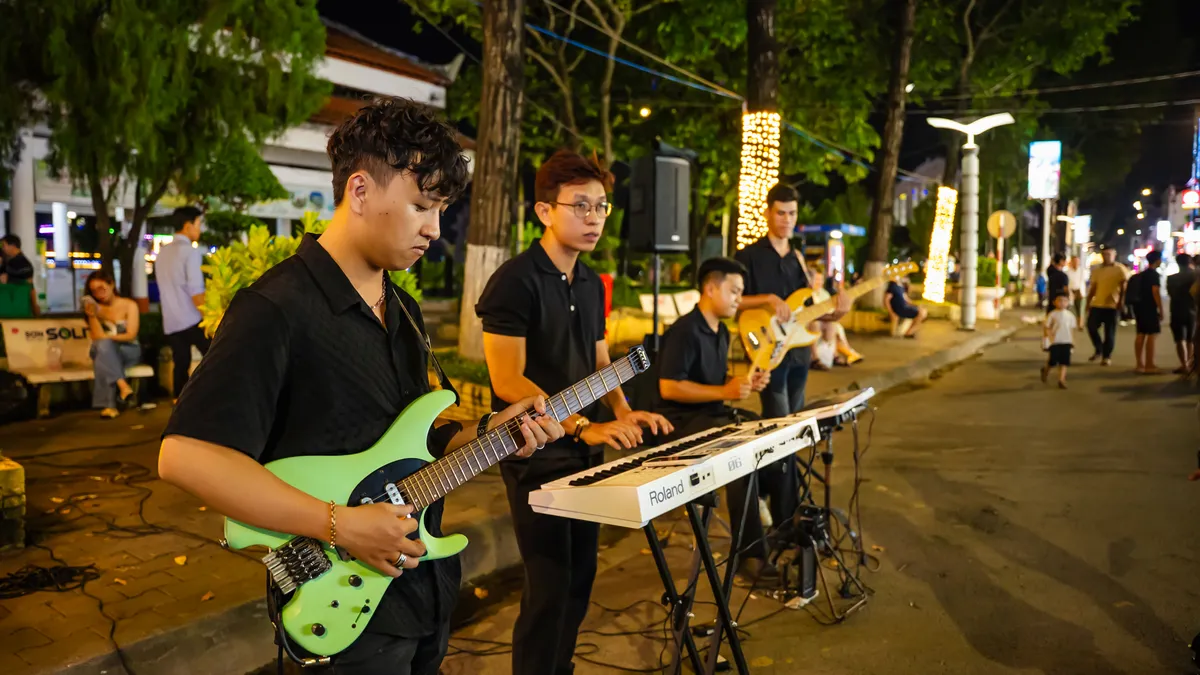 Phố đi bộ Ninh Kiều thu hút du khách trong ngày trở lại- Ảnh 14.