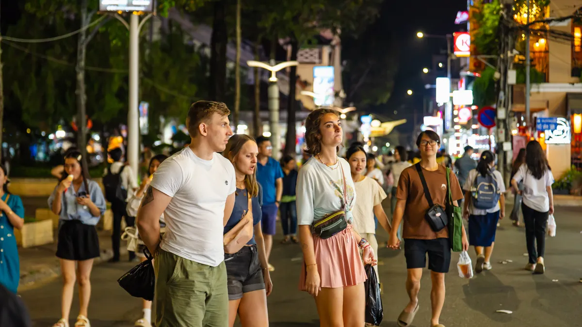 Phố đi bộ Ninh Kiều thu hút du khách trong ngày trở lại- Ảnh 18.