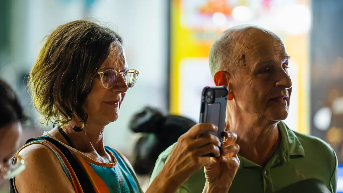 Phố đi bộ Ninh Kiều thu hút du khách trong ngày trở lại- Ảnh 19.