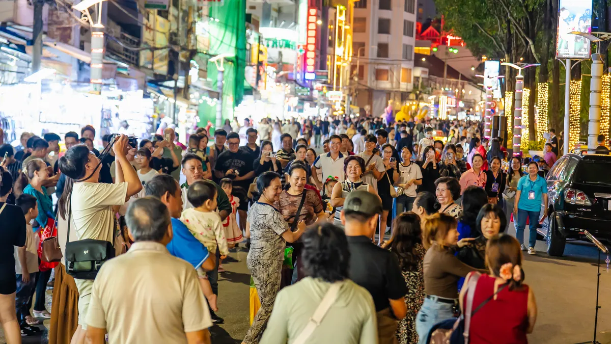 Phố đi bộ Ninh Kiều thu hút du khách trong ngày trở lại- Ảnh 16.