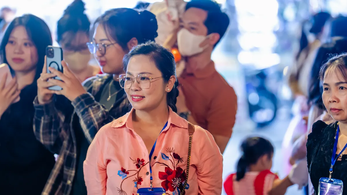 Phố đi bộ Ninh Kiều thu hút du khách trong ngày trở lại- Ảnh 17.