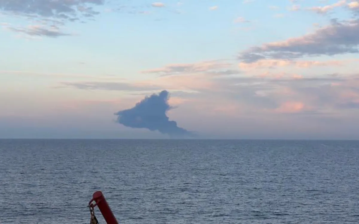 Khói bốc lên từ địa điểm được cho là nơi tàu chở dầu Nga bốc cháy trên Biển Đen (Ảnh: @denizcilikgm/X)