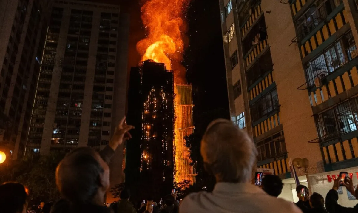 Hong Kong (Trung Quốc) bắt đầu để tang các nạn nhân trong thảm họa cháy chung cư- Ảnh 2. Hong Kong (Trung Quốc) bắt đầu để tang các nạn nhân trong thảm họa cháy chung cư- Ảnh 2.