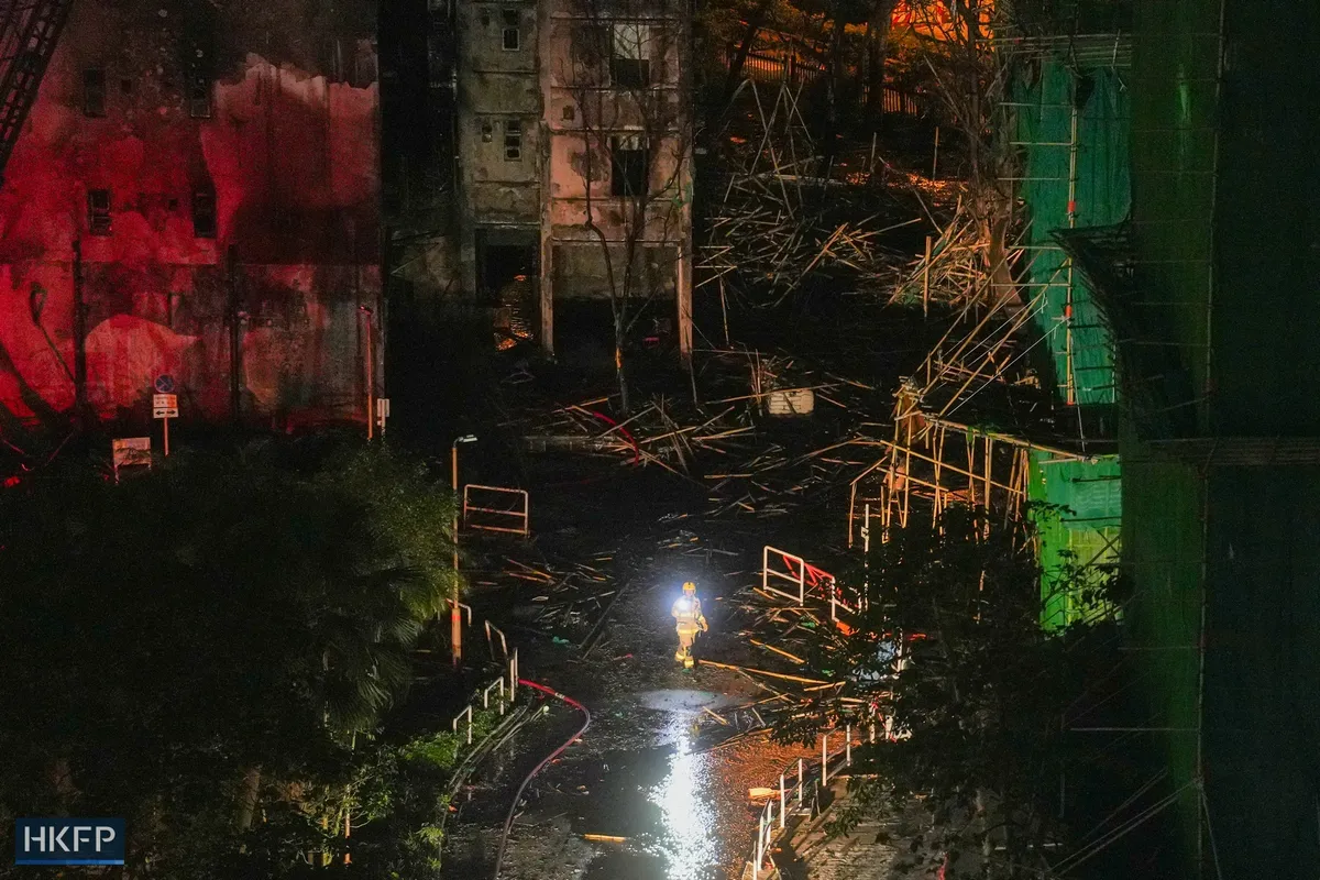 Hong Kong (Trung Quốc) bắt đầu để tang các nạn nhân trong thảm họa cháy chung cư- Ảnh 3. Hong Kong (Trung Quốc) bắt đầu để tang các nạn nhân trong thảm họa cháy chung cư- Ảnh 3.