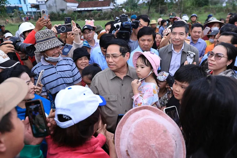 Thủ tướng thăm, động vi&ecirc;n người d&acirc;n tại "rốn lũ" H&ograve;a Thịnh, tỉnh Đắk Lắk - Ảnh 2.