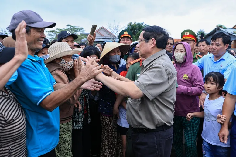 Thủ tướng thăm, động vi&ecirc;n người d&acirc;n tại "rốn lũ" H&ograve;a Thịnh, tỉnh Đắk Lắk - Ảnh 3.