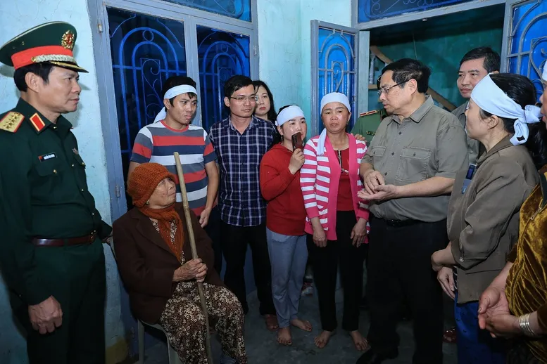 Thủ tướng thăm, động vi&ecirc;n người d&acirc;n tại "rốn lũ" H&ograve;a Thịnh, tỉnh Đắk Lắk - Ảnh 5.