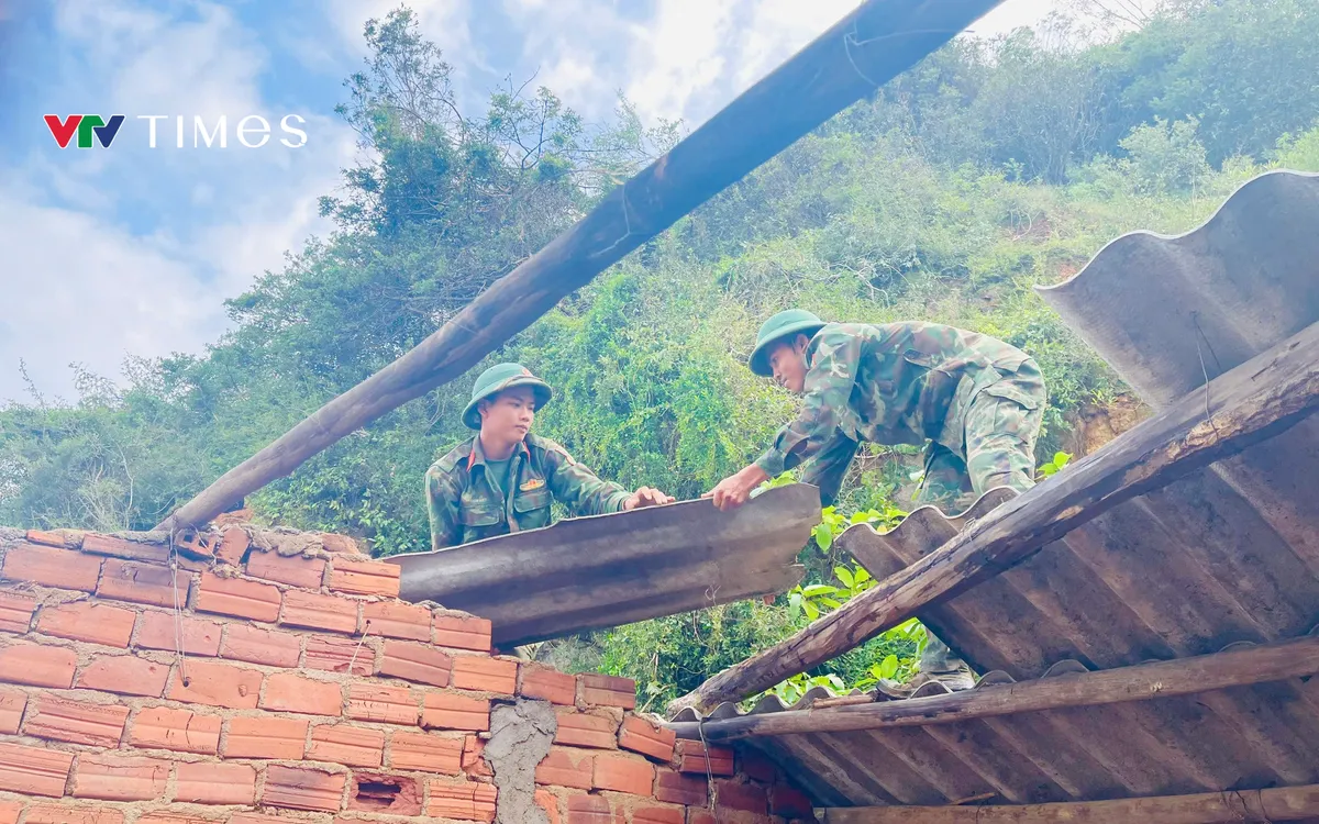 Bộ đội giúp dân lợp lại mái nhà sau bão lũ.
