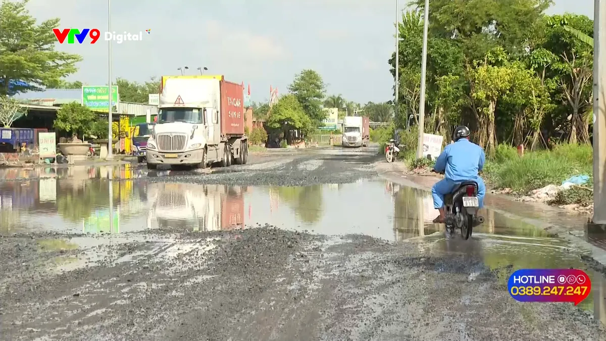 Alo V9 (29/11/2025): Người dân "nhọc nhằn" qua đoạn đường hư hỏng nặng