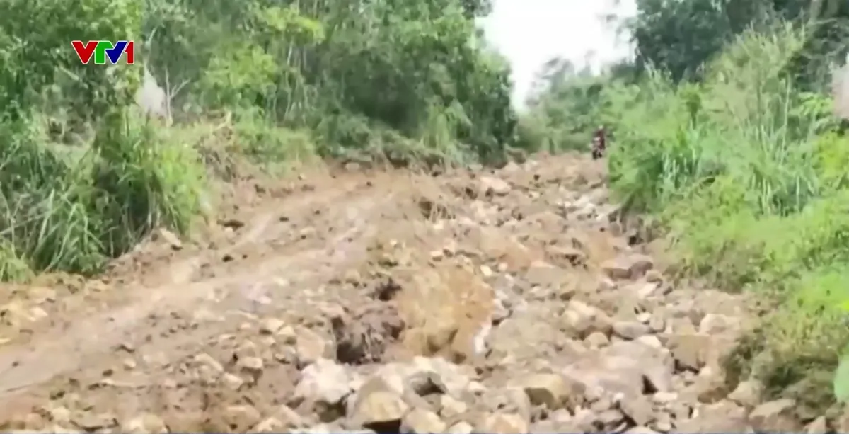 Sạt lở nghiêm trọng chia cắt nhiều tuyến đường cấp xã ở Đắk Lắk - Ảnh 1.