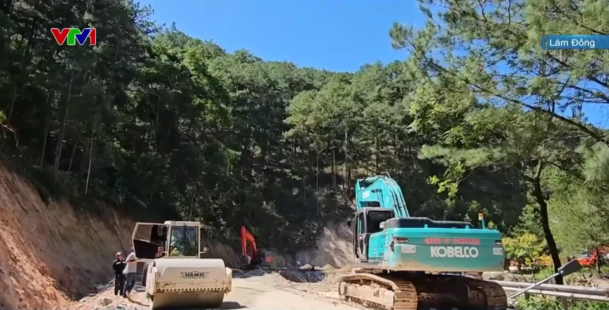 Sạt lở nghiêm trọng chia cắt nhiều tuyến đường cấp xã ở Đắk Lắk - Ảnh 3.