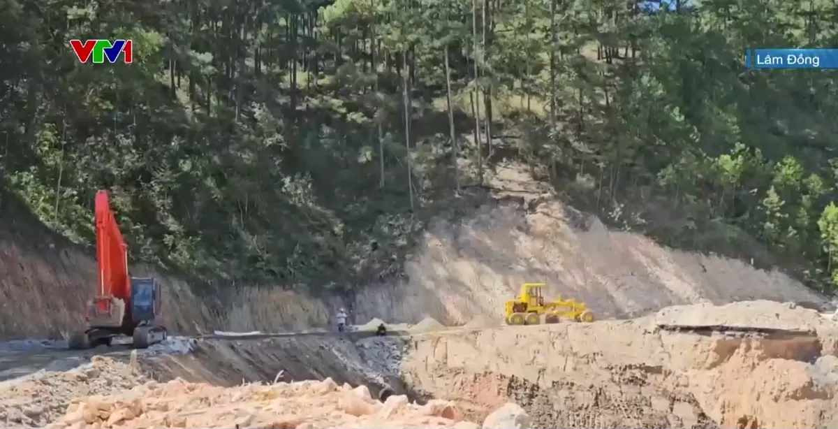 Sạt lở nghiêm trọng chia cắt nhiều tuyến đường cấp xã ở Đắk Lắk - Ảnh 4.
