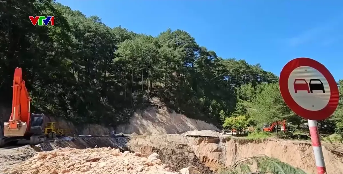 Sạt lở nghiêm trọng chia cắt nhiều tuyến đường cấp xã ở Đắk Lắk - Ảnh 5.