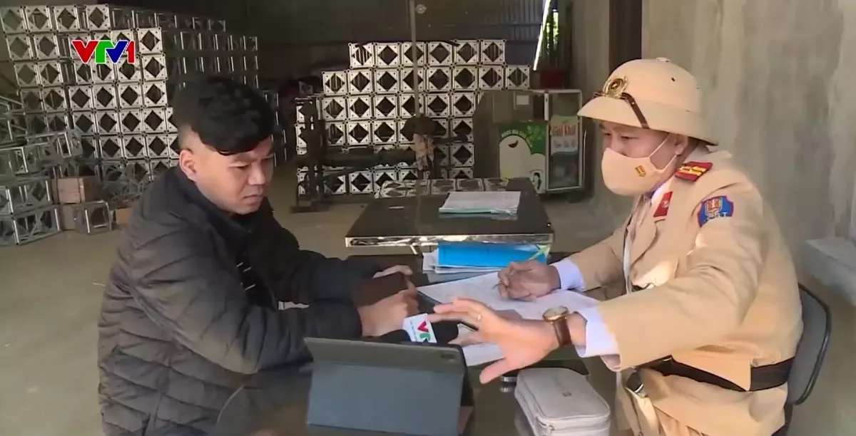 Đảm bảo an toàn lưu thông trên đường đèo dốc- Ảnh 1. Đảm bảo an toàn lưu thông trên đường đèo dốc- Ảnh 1.