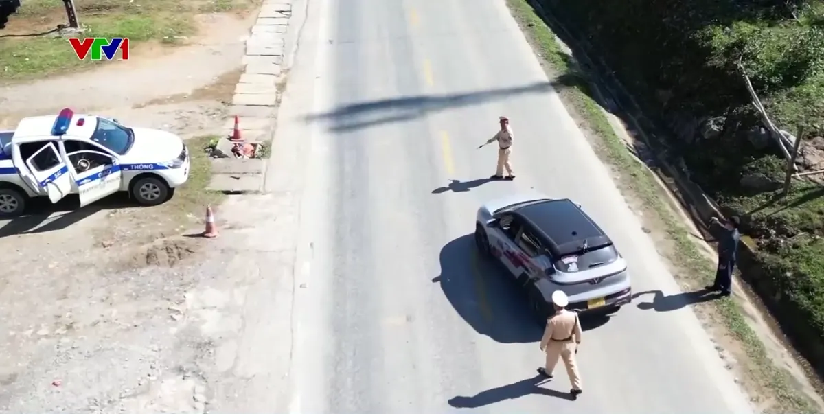 Đảm bảo an toàn lưu thông trên đường đèo dốc- Ảnh 2. Đảm bảo an toàn lưu thông trên đường đèo dốc- Ảnh 2.