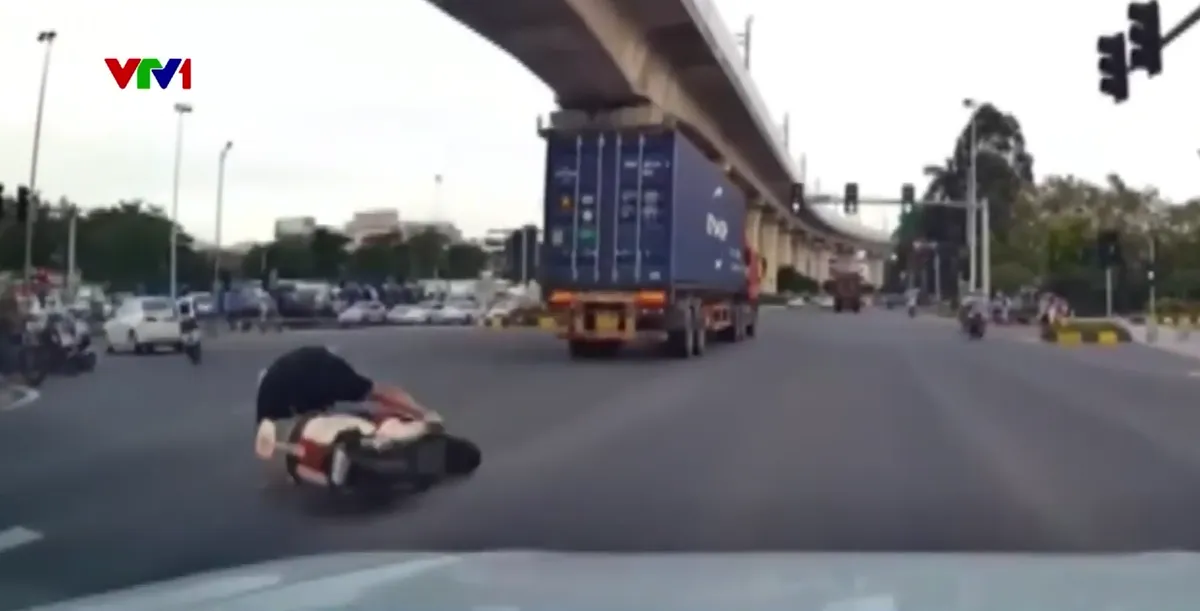 Nguy hiểm khi chuyển làn không quan sát trên đường- Ảnh 1. Nguy hiểm khi chuyển làn không quan sát trên đường- Ảnh 1.