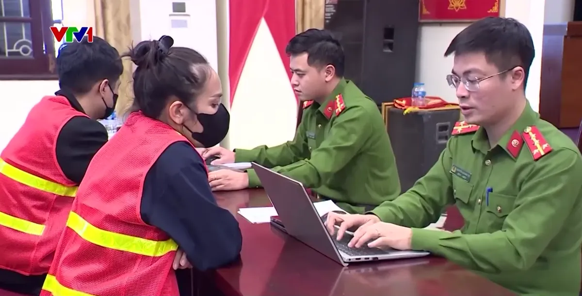 Triệt phá sới bạc trên sông quy mô lớn ở Hà Nội - Ảnh 1.