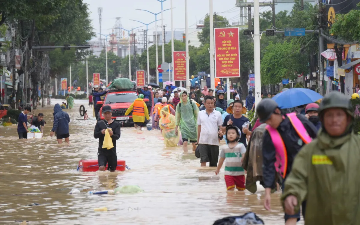 Khánh Hòa yêu cầu không để người dân thiếu ăn, thiếu mặc, đồng thời huy động cộng đồng hỗ trợ tạm cư cho những hộ bị sập hoặc trôi nhà.