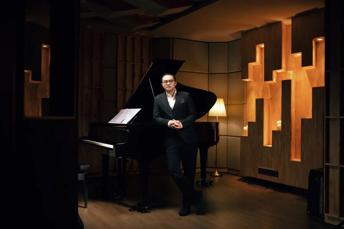 Sản phẩm âm nhạc tri ân của nghệ sĩ piano 8X được NSND Quang Thọ khen ngợi tài năng  - Ảnh 1.