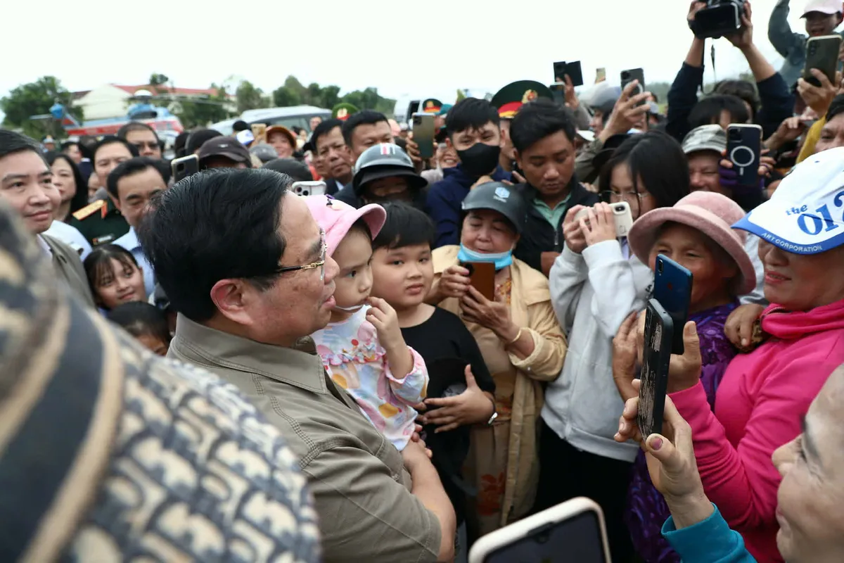 Thủ tướng Phạm Minh Chính: Khẩn trương dựng lại nhà, phục hồi sinh kế cho nhân dân vùng lũ - Ảnh 1.