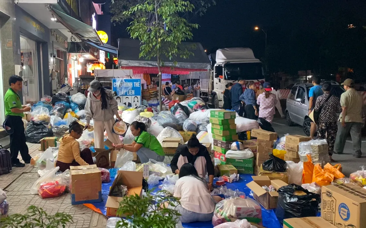 Một điểm tiếp nhận hàng cứu trợ bà con vùng lũ tại phường Phú Mỹ, TP Hồ Chí Minh. Ảnh: PN.