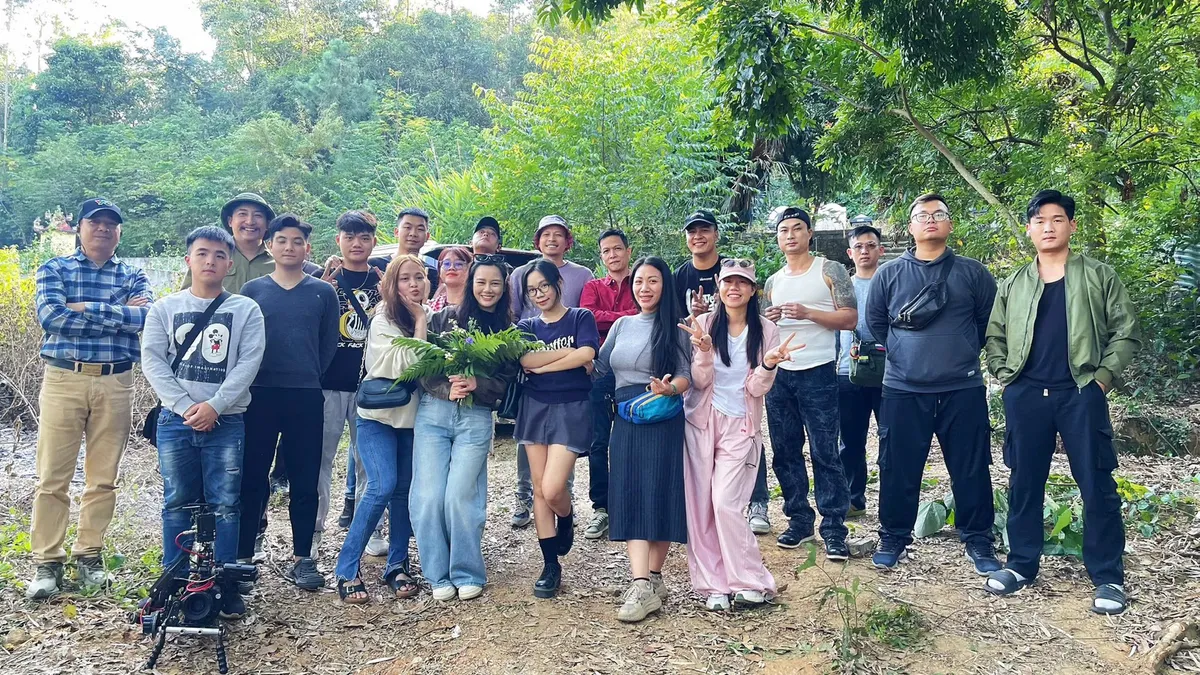 Diễn viên Huyền Sâm tạm biệt đoàn làm phim "Lằn ranh" - Ảnh 1.