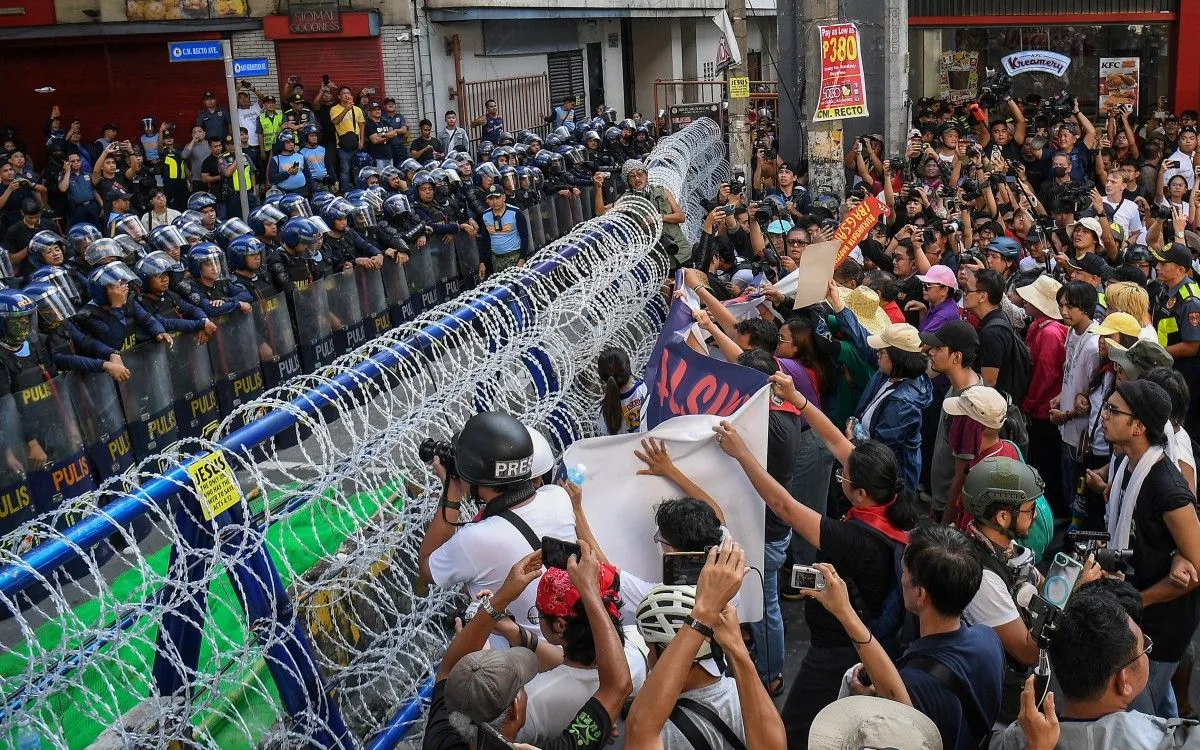 Người dân Philippines biểu tình tại thủ đô Manila, ngày 30/11/2025 (Ảnh: AFP)