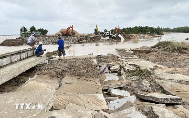Bờ kè sông Ba đoạn qua xã Tây Hòa bị dòng nước lũ cuốn trôi, gây hư hại một số đoạn. (Ảnh: Tường Quân/TTXVN)