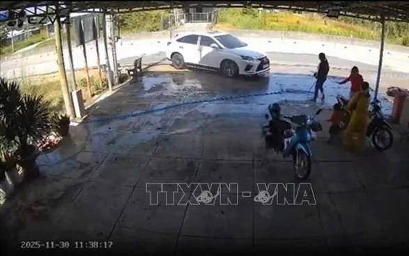Ảnh camera ghi lại cảnh đối tượng Thành lái xe đâm vào những người phụ nữ trong sân nhà. Ảnh: TTXVN