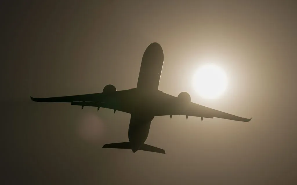 Máy bay Airbus A350-1000 trình diễn tại Triển lãm Hàng không Dubai, UAE, ngày 19/11/2025. (Ảnh: AP)