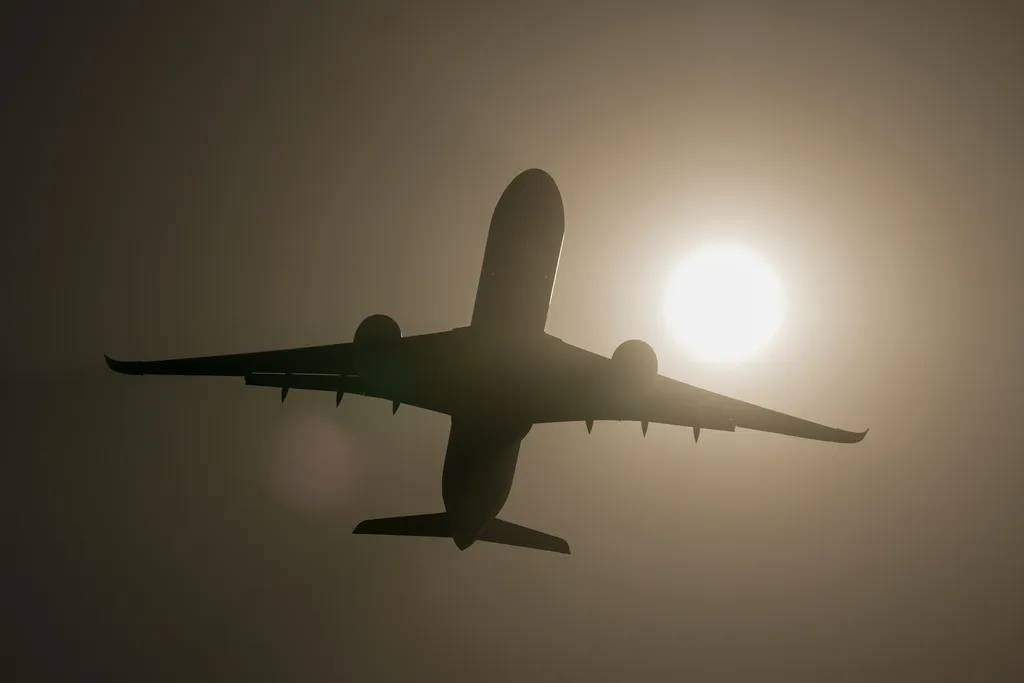 Hàng không châu Á gián đoạn sau lệnh triệu hồi máy bay Airbus- Ảnh 1.