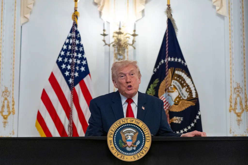 Ông Trump nói không phận Venezuela "nên được xem là đóng cửa hoàn toàn"- Ảnh 1.