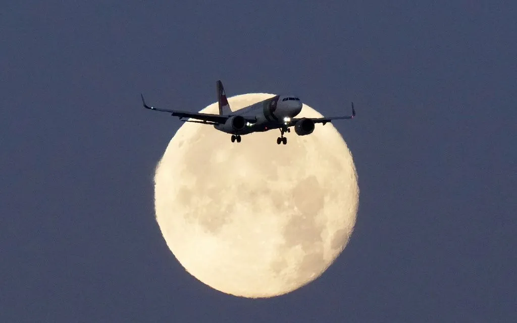 Một máy bay Airbus A320 của TAP Air Portugal bay trong bóng hoàng hôn khi chuẩn bị hạ cánh tại Lisbon, Bồ Đào Nha, ngày 23/6/2024. (Ảnh: AP)