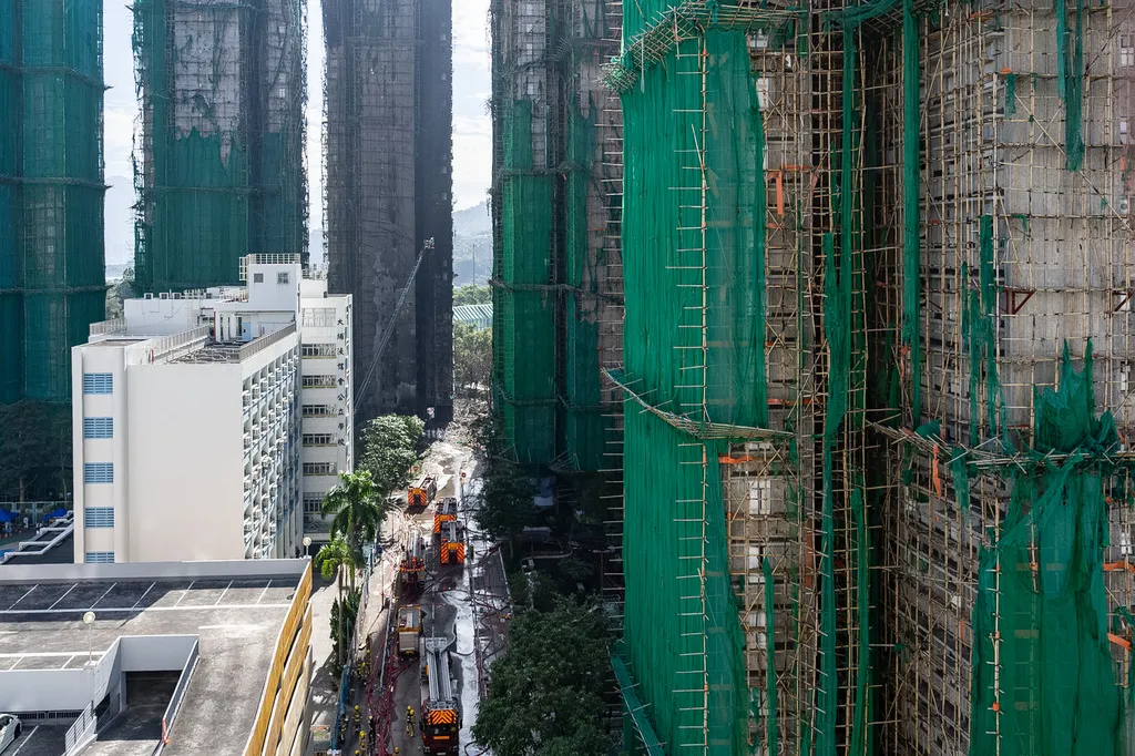 Công nghệ bất lực trong vụ cháy chung cư ở Hong Kong (Trung Quốc)- Ảnh 1. Công nghệ bất lực trong vụ cháy chung cư ở Hong Kong (Trung Quốc)- Ảnh 1.