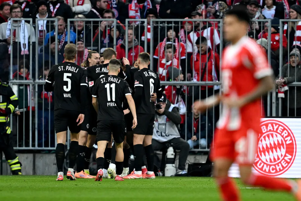 Ngược dòng kịch tính, Bayern Munich giữ vững ngôi đầu Bundesliga- Ảnh 1.