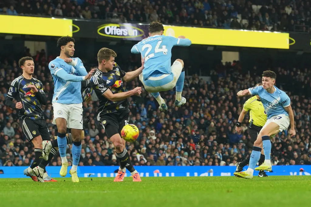 Foden tỏa s&aacute;ng ph&uacute;t b&ugrave; giờ, Man City thắng &ldquo;h&uacute; hồn&rdquo; trước Leeds- Ảnh 2.