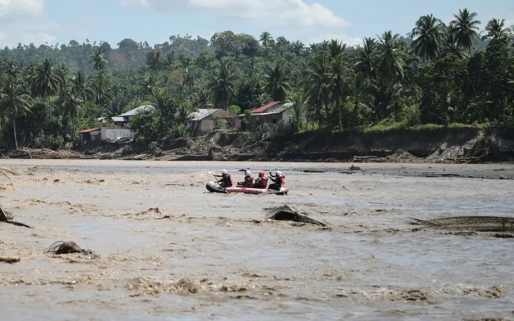 Lực lượng cứu hộ dùng thuyền cao su tìm kiếm người mất tích tại khu vực ngập lụt ở Bireun, tỉnh Aceh, Indonesia, ngày 30/11/2025. (Ảnh: AP)
