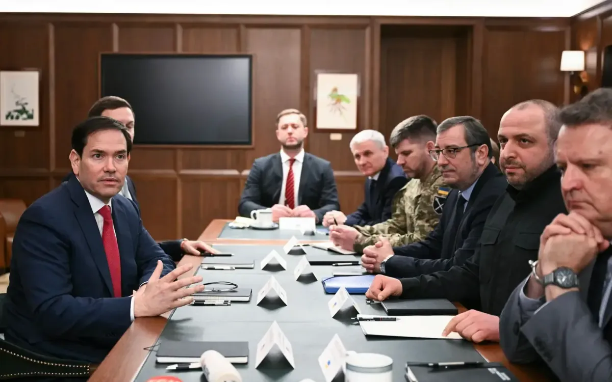 Ngoại trưởng Mỹ Marco Rubio (trái) phát biểu trong cuộc họp với các quan chức Ukraine do tại Florida (Mỹ), ngày 30/11/2025 (Ảnh: AFP)