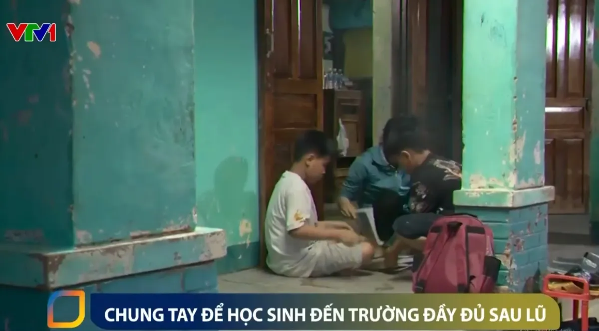 Chung tay để học sinh đến trường đầy đủ sau lũ- Ảnh 1.