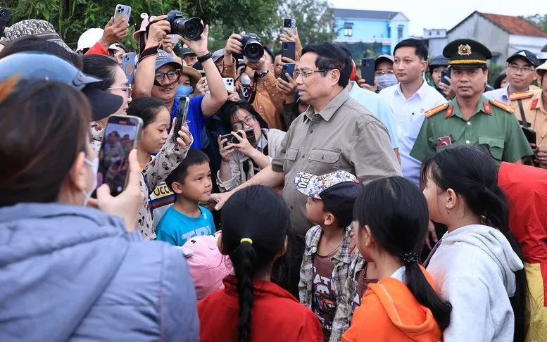 Thủ tướng Phạm Minh Chính thăm, động viên bà con nhân dân thôn Phú Thứ, xã Tây Hoà, tỉnh Đắk Lắk - Ảnh: VGP