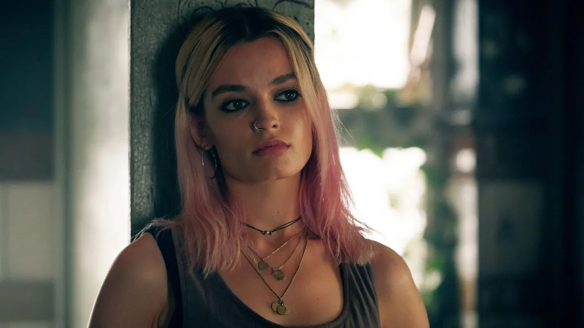 Nữ sinh nổi loạn của phim Sex Education lột xác với vai diễn mới- Ảnh 3. Nữ sinh nổi loạn của phim Sex Education lột xác với vai diễn mới- Ảnh 3.